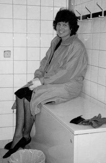 Wieder mal "Kalte Halle Herrenwiesen" – die Solistin Jutta Binder wärmt sich auf.