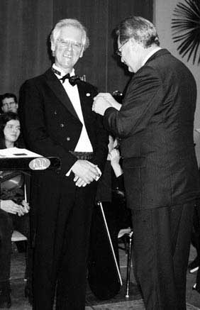 Der Orchesterleiter Dr. Manfred Nonnenmann erhält die Ehrennadel des Landes Baden-Württemberg.