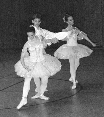 3 Eleven der John Cranko Balletschule tanzen zur Nussknacker-Suite.