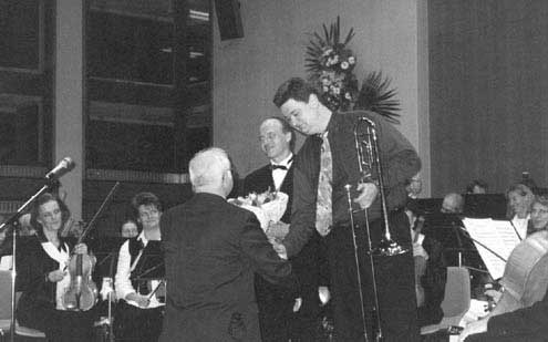 Blumen für den Komponisten Martin Moser und den Solisten Michael Engelhardt.