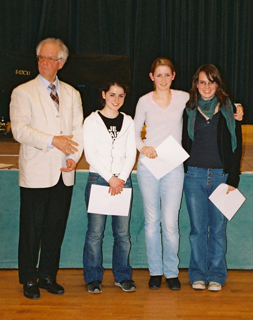 Die Gewinner des 16. Musikwettbewerb des Strohgäu-Sinfonieorchesters (v.l.n.r.): Dr. Manfred Nonnenmann, Nadia El Mecharrafi (Violine), Theresa Huss (Viola) und Claudia Döffinger (Klavier).