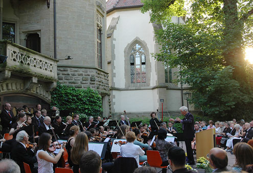 Serenadenkonzert vor der Kulisse des Hemminger Schlosses und der Laurentiuskirche