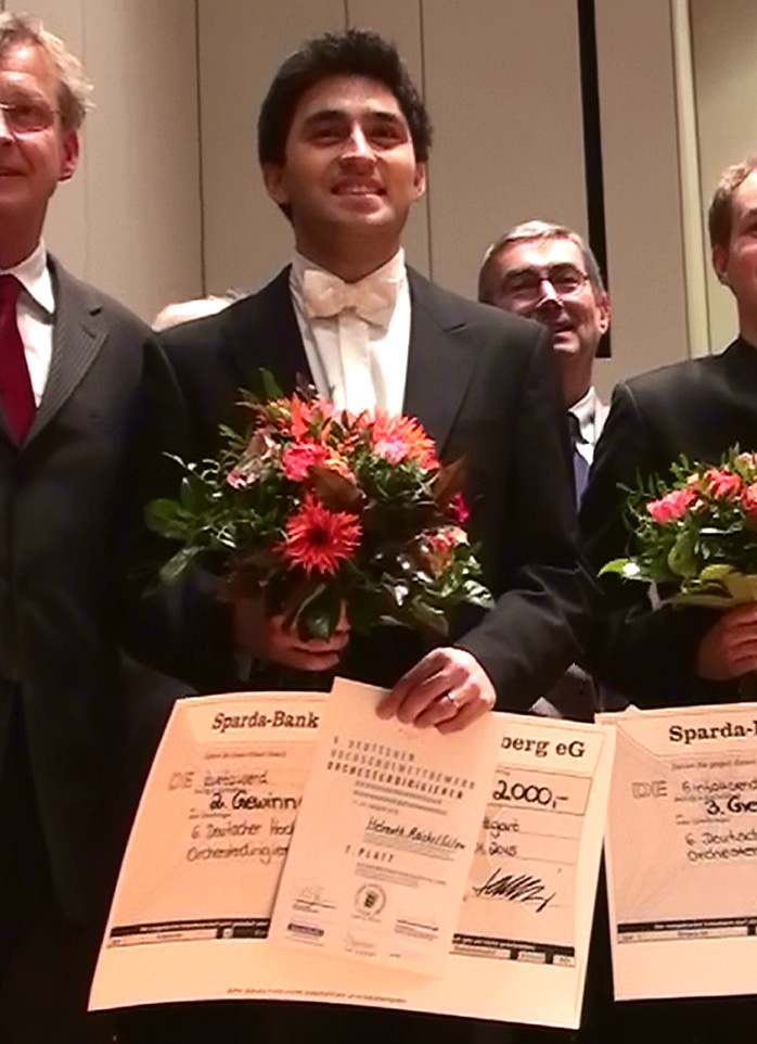 Unser Dirigent Helmuth Reichel Silva Unser Dirigent Helmuth Reichel Silva kam nach drei Ausscheidungs-Wettbewerben unter die letzten drei Kandidaten erreichte den 2. Platz.